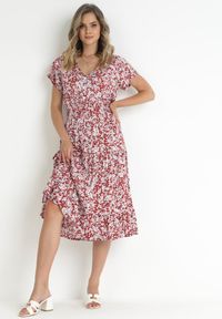 Born2be - Czerwona Bawełniana Sukienka w Kwiatki z Gumką w Talii i Guzikami Ronalika. Okazja: na co dzień. Typ kołnierza: dekolt w serek. Kolor: czerwony. Materiał: bawełna. Wzór: kwiaty. Typ sukienki: rozkloszowane. Styl: klasyczny, casual, elegancki #4
