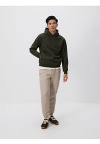 Reserved - Bluza regular z kapturem - ciemnozielony. Kolor: zielony. Materiał: dzianina, bawełna
