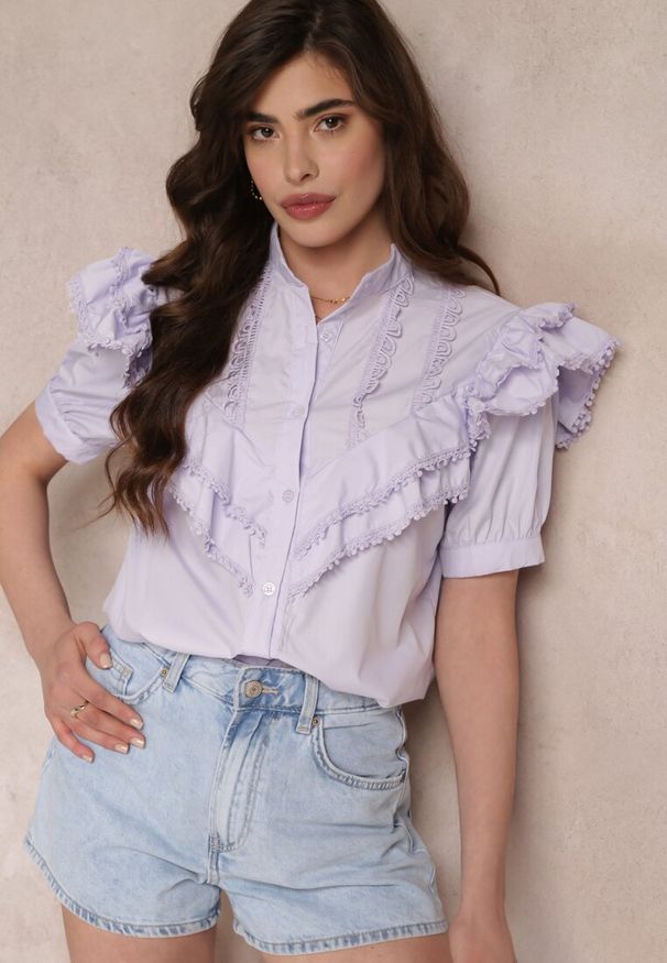 Renee - Fioletowa Koronkowa Koszula z Krótkim Rękawem i Falbankami z Przodu Audrea. Typ kołnierza: kołnierz z falbankami. Kolor: fioletowy. Materiał: koronka. Długość rękawa: krótki rękaw. Długość: krótkie. Sezon: wiosna, lato