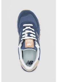 New Balance Buty WL574SO2 kolor granatowy na płaskiej podeszwie. Nosek buta: okrągły. Zapięcie: sznurówki. Kolor: niebieski. Materiał: guma. Obcas: na płaskiej podeszwie. Model: New Balance 574 #4