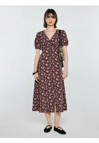 Big-Star - Sukienka damska midi z wiskozy w kwiatowy wzór brązowa Pala 804. Okazja: na co dzień, na spacer. Kolor: brązowy. Materiał: wiskoza. Wzór: kwiaty. Sezon: wiosna, lato. Typ sukienki: proste. Styl: boho, casual. Długość: midi #1