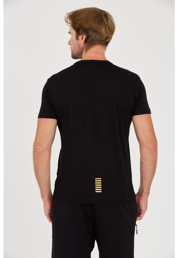 EA7 Emporio Armani - EA7 Czarny t-shirt ze złotym logo. Kolor: czarny