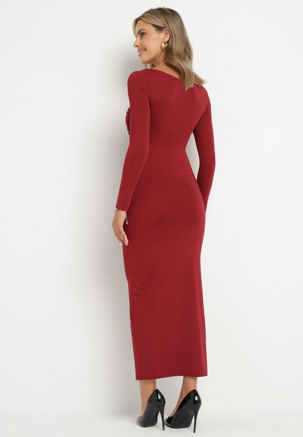 Born2be - Bordowa Dopasowana Sukienka z Ozdobnym Marszczeniem i Rozcięciem Selandris. Kolor: czerwony. Długość rękawa: długi rękaw. Wzór: kolorowy. Typ sukienki: dopasowane. Styl: elegancki