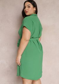 Renee - Zielona Sukienka Koszulowa Wiązana w Pasie z Krótkimi Rękawami Wellwood. Kolekcja: plus size. Kolor: zielony. Materiał: tkanina. Długość rękawa: krótki rękaw. Wzór: gładki. Sezon: wiosna, lato. Typ sukienki: koszulowe. Długość: midi, mini