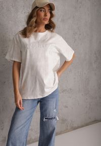 Renee - Biały Oversizowy T-shirt z Bawełny Zdobiony Haftem z Cekinami Marivia. Okazja: na co dzień. Kolor: biały. Materiał: bawełna. Wzór: haft, aplikacja. Styl: casual, elegancki #2