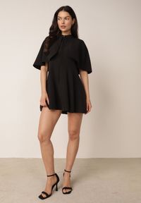 Born2be - Czarna Elegancka Sukienka Rozkloszowana z Narzutką Imitującą Pelerynkę Faneno. Okazja: na randkę. Kolor: czarny. Typ sukienki: proste, rozkloszowane. Styl: elegancki #4