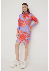 adidas Originals sukienka HC4598 kolor fioletowy mini dopasowana. Kolor: fioletowy. Materiał: dzianina. Długość rękawa: długi rękaw. Typ sukienki: dopasowane. Długość: mini #3