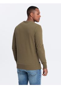 Ombre Clothing - Męska nierozpinana dresowa bluza BASIC – oliwkowa V2. Okazja: na co dzień. Kolor: oliwkowy. Materiał: dresówka. Wzór: gładki. Styl: klasyczny, casual #2