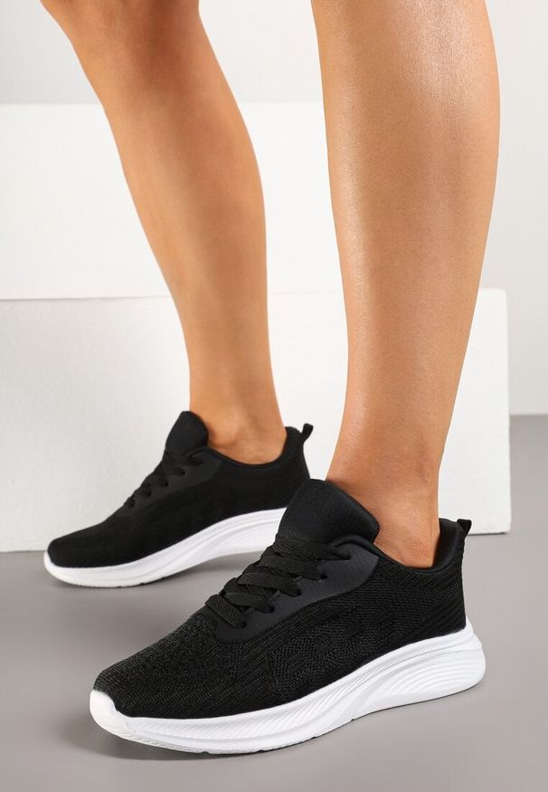 Born2be - Czarne Buty Sportowe Sneakersy Ozdobione Tłoczonymi Paskami Amoselle. Okazja: na co dzień. Zapięcie: pasek. Kolor: czarny. Materiał: jeans. Wzór: aplikacja. Obcas: na płaskiej podeszwie