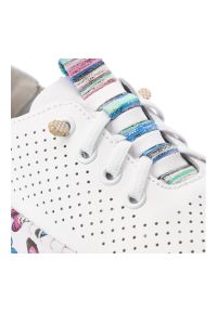 Półbuty damskie Artiker, cholewka ze skóry naturalnej z perforacją zapewniającą przewiewność klasyczne wiązanie lekka podeszwa, białe, 58C0440. Kolor: biały. Materiał: skóra. Szerokość cholewki: normalna #2