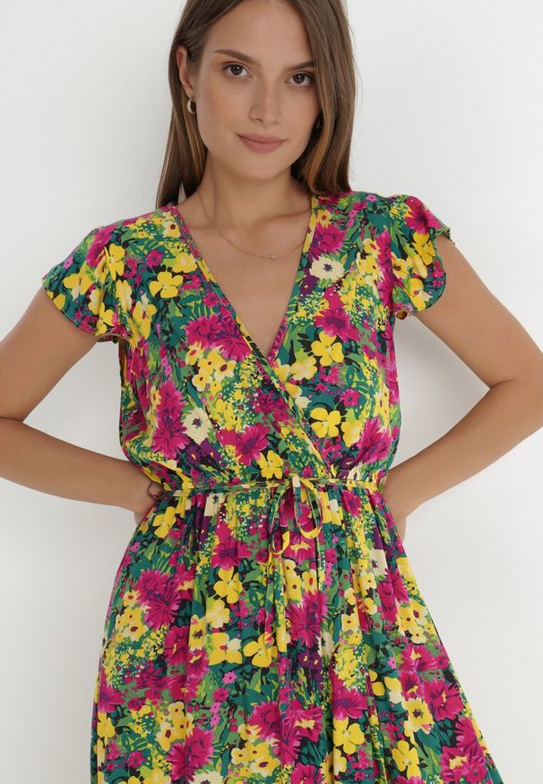 Born2be - Żółto-Różowa Sukienka Oceshi. Typ kołnierza: kołnierz z falbankami, kokarda. Kolor: żółty. Materiał: materiał. Wzór: kwiaty. Typ sukienki: kopertowe. Długość: maxi