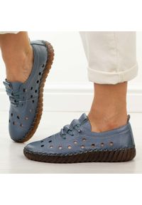 Niebieskie ażurowe skórzane półbuty damskie Cambell 15319. Okazja: na co dzień, na spacer. Nosek buta: okrągły. Zapięcie: bez zapięcia. Kolor: niebieski. Szerokość cholewki: normalna. Wzór: ażurowy. Materiał: skóra. Sezon: wiosna, lato, jesień. Styl: casual, klasyczny, elegancki #1