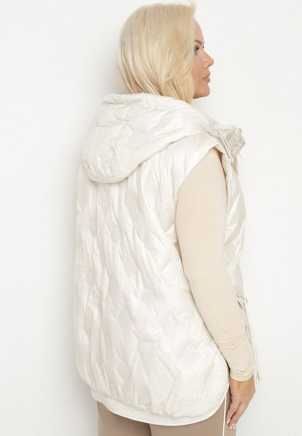 Born2be - Jasnobeżowa Kamizelka Pikowana z Ozdobnymi Kieszonkami z Kapturem Embia. Okazja: na co dzień, na spacer. Typ kołnierza: kaptur. Kolekcja: plus size. Kolor: beżowy. Materiał: jeans. Sezon: jesień. Styl: elegancki, casual