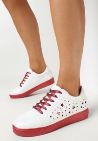 Born2be - Biało-Czerwone Sneakersy Sznurowane Tazaya. Kolor: biały