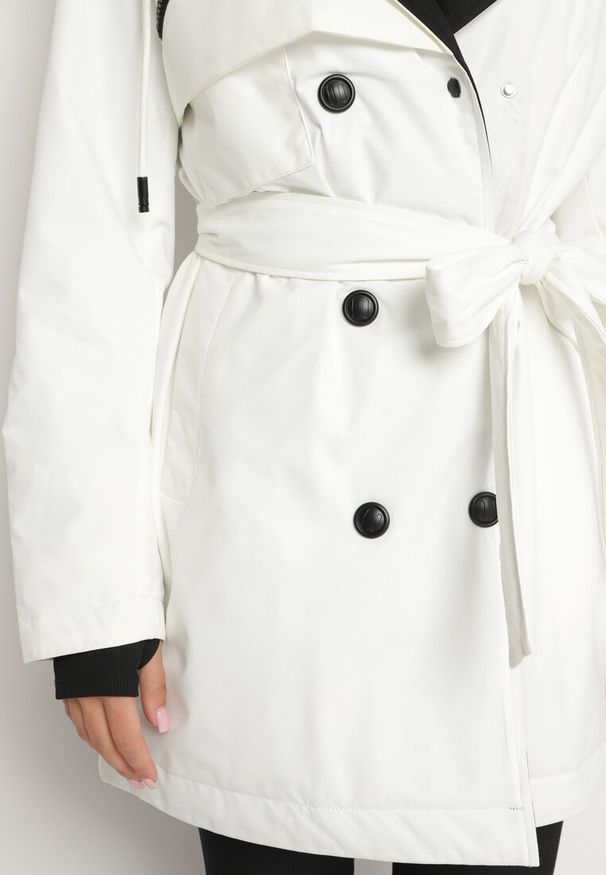 Born2be - Biała Kurtka Płaszcz z Kapturem Dwurzędowa z Paskiem w Talii Eriviana. Okazja: na co dzień. Typ kołnierza: kaptur. Kolor: biały. Materiał: jeans. Styl: casual, elegancki, klasyczny