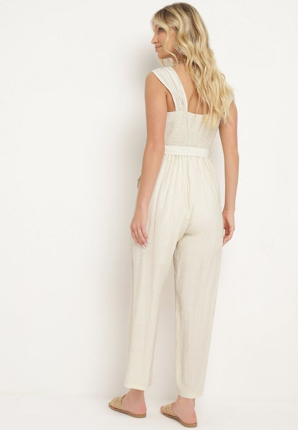 Born2be - Jasnobeżowy Wiskozowy Kombinezon na Ramiączkach z Materiałowym Paskiem i Gumkami w Talii Zadia. Kolor: beżowy. Materiał: wiskoza, materiał. Długość rękawa: na ramiączkach