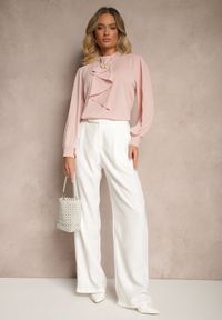 Renee - Różowa Bluzka z Ozdobnymi Perełkami i Falbaną Mirretis. Okazja: na co dzień, na spotkanie biznesowe. Kolor: różowy. Materiał: jeans. Wzór: aplikacja. Styl: biznesowy, casual