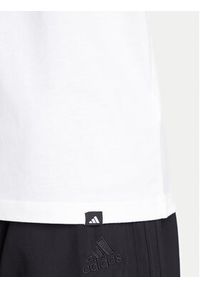 Adidas - adidas T-Shirt Pennant Trim Graphic JL9226 Biały Regular Fit. Kolor: biały. Materiał: bawełna