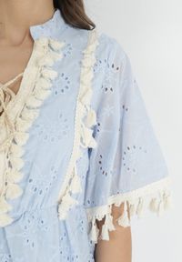 Born2be - Niebieska Bawełniana Sukienka z Ażurowym Zdobieniem i Chwostami Adenthea. Kolor: niebieski. Materiał: bawełna. Wzór: ażurowy, aplikacja. Długość: mini #3