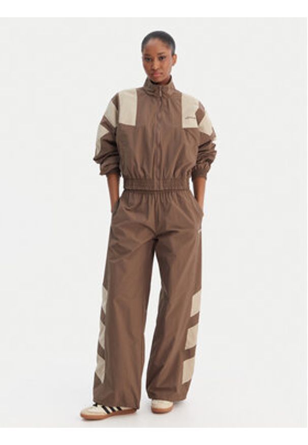 Adidas - adidas Spodnie dresowe Blocked Washed KD8790 Brązowy Loose Fit. Kolor: brązowy. Materiał: syntetyk