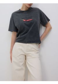 Reserved - T-shirt z nadrukiem - ciemnoszary. Kolor: szary. Materiał: bawełna. Wzór: nadruk #1