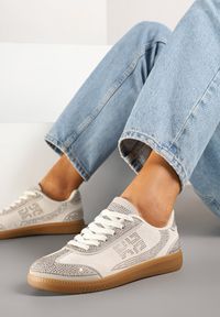 Renee - Beżowe Sneakersy Tenisówki Ozdobione Cyrkoniami Amoiona. Okazja: na co dzień. Zapięcie: sznurówki. Kolor: beżowy. Materiał: jeans. Wzór: aplikacja. Obcas: na płaskiej podeszwie