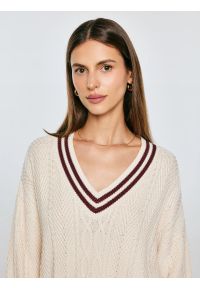 Big-Star - Sweter damski z wiskozy z dekoltem v-neck kremowy Cyntylia 102. Kolor: kremowy. Materiał: wiskoza. Wzór: ze splotem. Styl: klasyczny #5