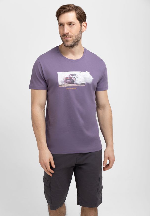 Volcano - T-shirt z samochodem rajdowym T-DUST. Kolekcja: plus size. Kolor: fioletowy. Materiał: bawełna, materiał. Długość rękawa: krótki rękaw. Długość: krótkie. Wzór: napisy, nadruk. Styl: klasyczny, sportowy