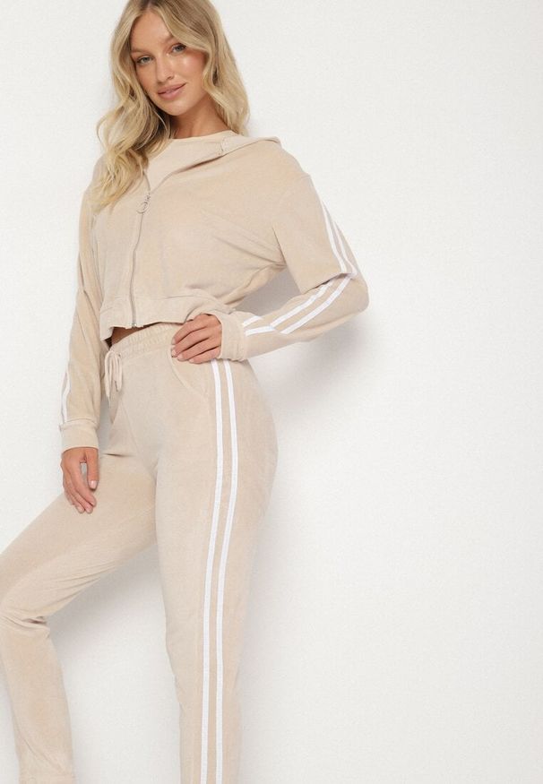 Born2be - Beżowy Welurowy Komplet Dresowy 2-Częściowy z Lampasami Bluza i Spodnie Atiriv. Kolor: beżowy. Materiał: welur, dresówka