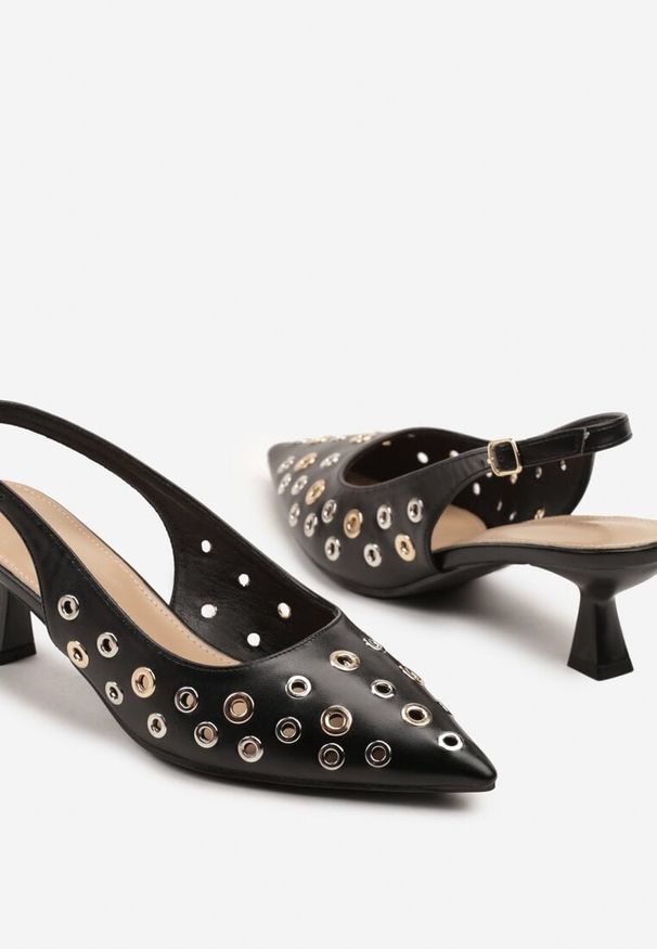 Renee - Czarne Sandały Slingback na Kaczuszce z Ozdobnymi Nitami Falovina. Okazja: na co dzień. Kolor: czarny. Materiał: jeans. Obcas: na szpilce. Styl: klasyczny, elegancki, casual. Wysokość obcasa: średni