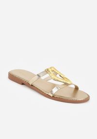 Renee - Złote Klapki VICES z Metaliczną Geometryczną Klamrą Azaeriana. Okazja: na co dzień. Kolor: złoty. Wzór: geometria. Styl: casual #4