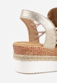 Born2be - Beżowe Sandały na Koturnie z Marszczoną Cholewką i Metaliczną Aplikacją Teodlar. Zapięcie: bez zapięcia. Kolor: beżowy. Materiał: jeans, len. Wzór: aplikacja. Sezon: lato. Obcas: na koturnie. Styl: boho. Wysokość obcasa: średni #6