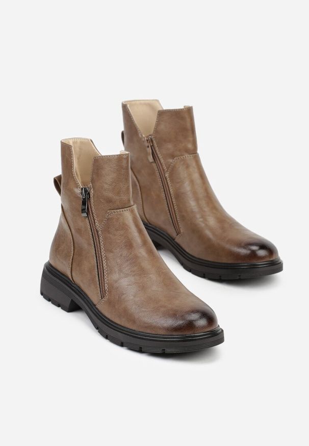 Born2be - Jasnobrązowe Asymetryczne Botki Zdobione Suwakiem i Wycięciami w Cholewce Balles. Okazja: na imprezę, na co dzień. Kolor: brązowy. Materiał: jeans. Szerokość cholewki: normalna. Wzór: aplikacja. Obcas: na obcasie. Styl: klasyczny, casual, elegancki. Wysokość obcasa: średni