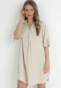 Born2be - Jasnobeżowa Pudełkowa Sukienka Mini z Kołnierzykiem Zeena. Kolor: beżowy. Długość rękawa: krótki rękaw. Długość: mini #1