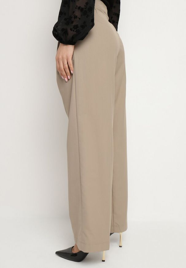 Born2be - Beżowe Szerokie Spodnie Garniturowe High Waist Nalinas. Okazja: do pracy. Stan: podwyższony. Kolor: beżowy. Wzór: aplikacja. Styl: elegancki, klasyczny