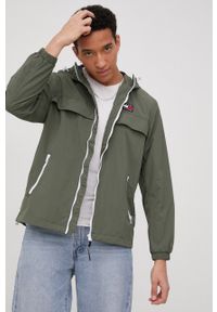 Tommy Jeans kurtka męska kolor zielony przejściowa. Okazja: na co dzień. Typ kołnierza: kaptur. Kolor: zielony. Materiał: poliamid. Styl: casual