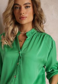 Renee - Zielona Wiskozowa Koszula z Podpinanymi Rękawami i Dłuższym Tyłem Scilli. Kolor: zielony. Materiał: wiskoza. Długość: długie. Wzór: gładki