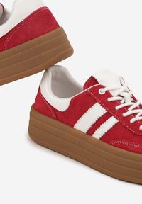 Renee - Czerwone Sneakersy Zamszowe na Platformie ze Skórzaną Wkładką Ozdobione Paskiem Adivrie. Okazja: na co dzień. Zapięcie: pasek. Kolor: czerwony. Materiał: zamsz, skóra. Wzór: aplikacja. Obcas: na platformie #6