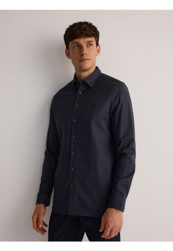 Reserved - Koszula slim fit z haftem - granatowy. Kolor: niebieski. Materiał: tkanina, bawełna. Wzór: haft