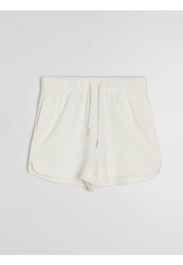 Sinsay - Szorty soft touch z domieszką wiskozy - kremowy. Kolor: kremowy. Materiał: wiskoza