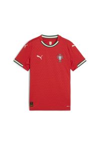 Puma - Młodzieżowa koszulka domowa Portugalia 2025 PUMA Sport Red Sugared Almond Beige. Kolor: czerwony, wielokolorowy, beżowy. Sport: piłka nożna