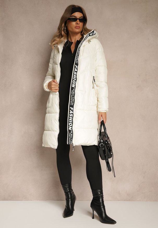 Renee - Biała Pikowana Kurtka o Długim Kroju z Kapturem Zdobiona Taśmą z Napisami Galiadea. Okazja: na co dzień, na spotkanie biznesowe, do pracy. Typ kołnierza: kaptur. Kolor: biały. Materiał: poliester. Długość: długie. Wzór: aplikacja, napisy. Styl: casual, biznesowy, elegancki