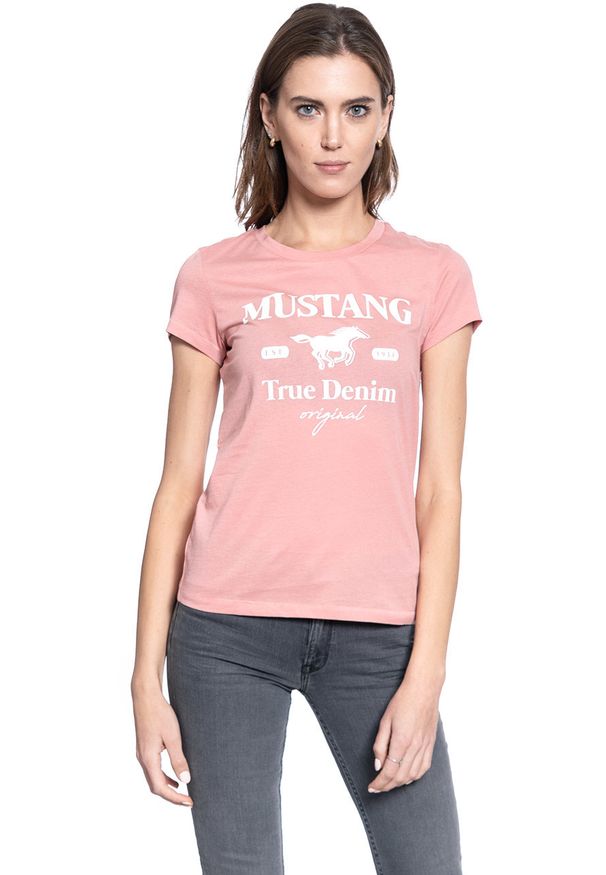 Mustang - DAMSKI T-SHIRT MUSTANG ALINA C PRINT 1010733 8433. Okazja: na imprezę. Materiał: jeans, bawełna, denim, skóra. Długość rękawa: krótki rękaw. Długość: krótkie. Wzór: nadruk. Sezon: lato. Styl: klasyczny, elegancki