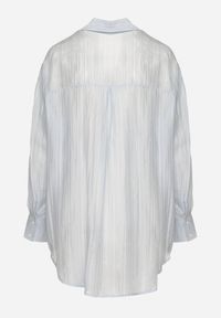 Born2be - Jasnoniebieska Koszula o Kroju Oversize Dolamana. Okazja: na co dzień. Typ kołnierza: kołnierzyk klasyczny. Kolor: niebieski. Materiał: jeans. Długość rękawa: długi rękaw. Długość: długie. Styl: klasyczny, elegancki, casual #5