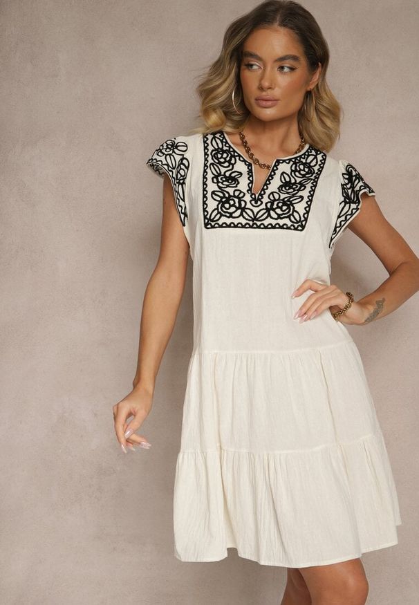 Renee - Beżowa Bawełniana Sukienka Boho Ozdobiona Haftami Eviriella. Okazja: na co dzień. Typ kołnierza: dekolt w kształcie V. Kolor: beżowy. Materiał: bawełna. Wzór: haft, aplikacja. Sezon: lato. Styl: boho