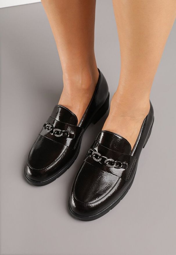 Born2be - Brązowe Lakierowane Mokasyny z Łańcuszkiem Arnarie. Okazja: na co dzień. Kolor: brązowy. Materiał: lakier. Styl: casual, klasyczny