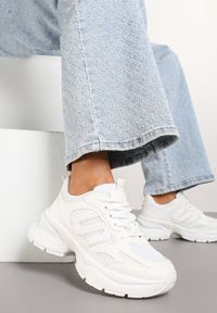 Renee - Białe Sneakersy na Platformie z Tłoczeniem z Geometrycznym Motywem Delothiel. Okazja: na co dzień. Kolor: biały. Materiał: jeans. Wzór: geometria. Obcas: na platformie #5