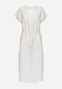 Renee - Biała Bawełniana Sukienka o Haftowanym Wykończeniu z Materiałowym Paskiem w Talii Dimla. Typ kołnierza: dekolt w kształcie V. Kolor: biały. Materiał: materiał, bawełna. Długość rękawa: krótki rękaw. Wzór: haft #3