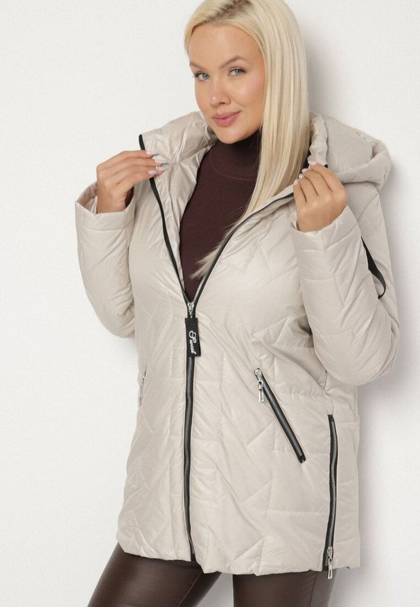 Born2be - Ciemnoszara Pikowana Kurtka Ozdobiona Pikowaniem z Odpinanym Kapturem Falerosa. Okazja: na co dzień, na spacer. Kolekcja: plus size. Kolor: szary. Materiał: jeans. Wzór: aplikacja. Styl: casual