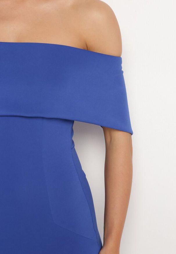 Born2be - Granatowa Klasyczna Dopasowana Sukienka z Wywiniętym Dekoltem Luvlia. Okazja: na randkę, na spacer. Kolor: niebieski. Materiał: tkanina. Wzór: gładki. Typ sukienki: proste. Styl: klasyczny